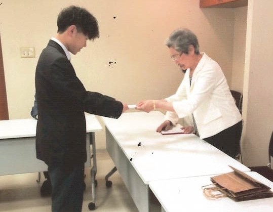 卒業おめでとうございます　児童養護施設「くずはの森」にて